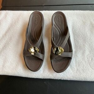 Crocs Sanrah Slide Wedge Sandals Womens Size 11 Brown Gold Medallion NWOT